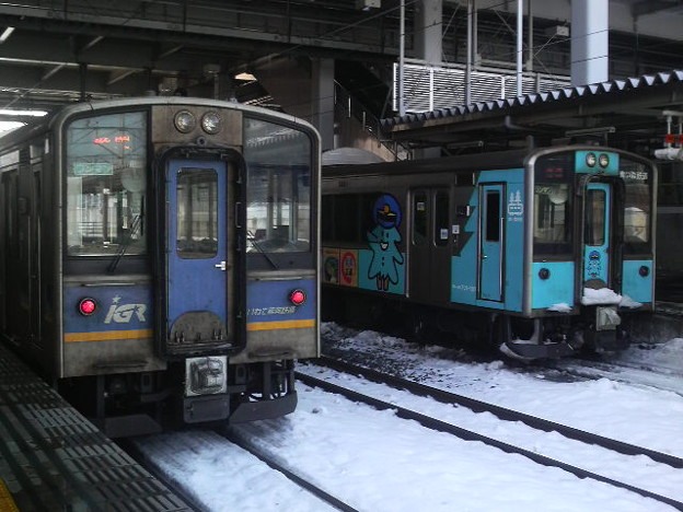 いわて銀河鉄道に乗って八戸から二戸に向かいます 右手は青い森鉄道 写真共有サイト フォト蔵