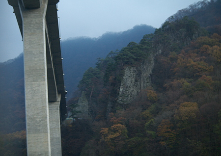 八ッ場ダムで有名になった橋です。