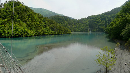 雨畑湖の吊り橋から見た景色