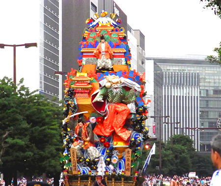 博多祇園山笠 2011 追い山当日の走る飾り山とビル2