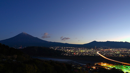 夜明け前　富士山と富士川ＳＡ 　by　Ｇ２