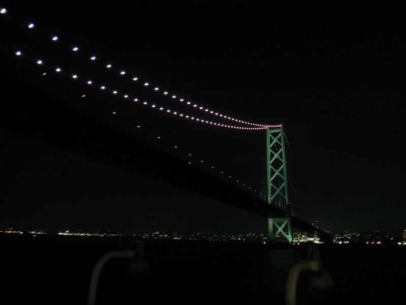 明石海峡大橋をくぐる