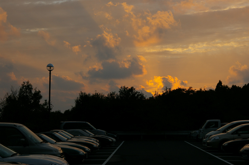 夕焼けに染まる空とロードスター