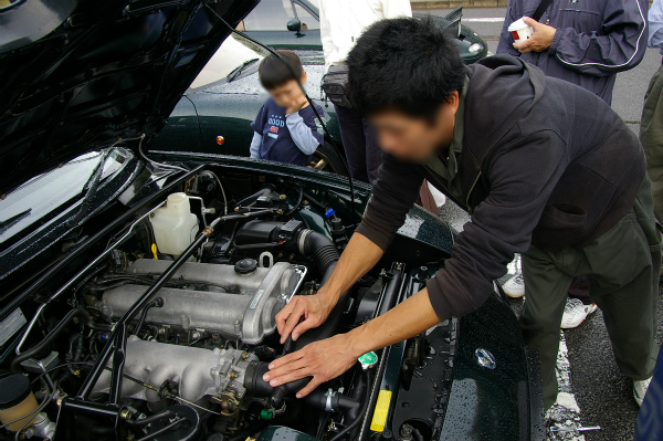 いきなりエンジンルーム内のパーツ交換を開始