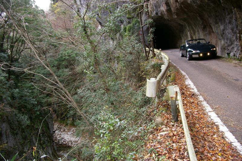 崖の割れ目トンネルの反対側